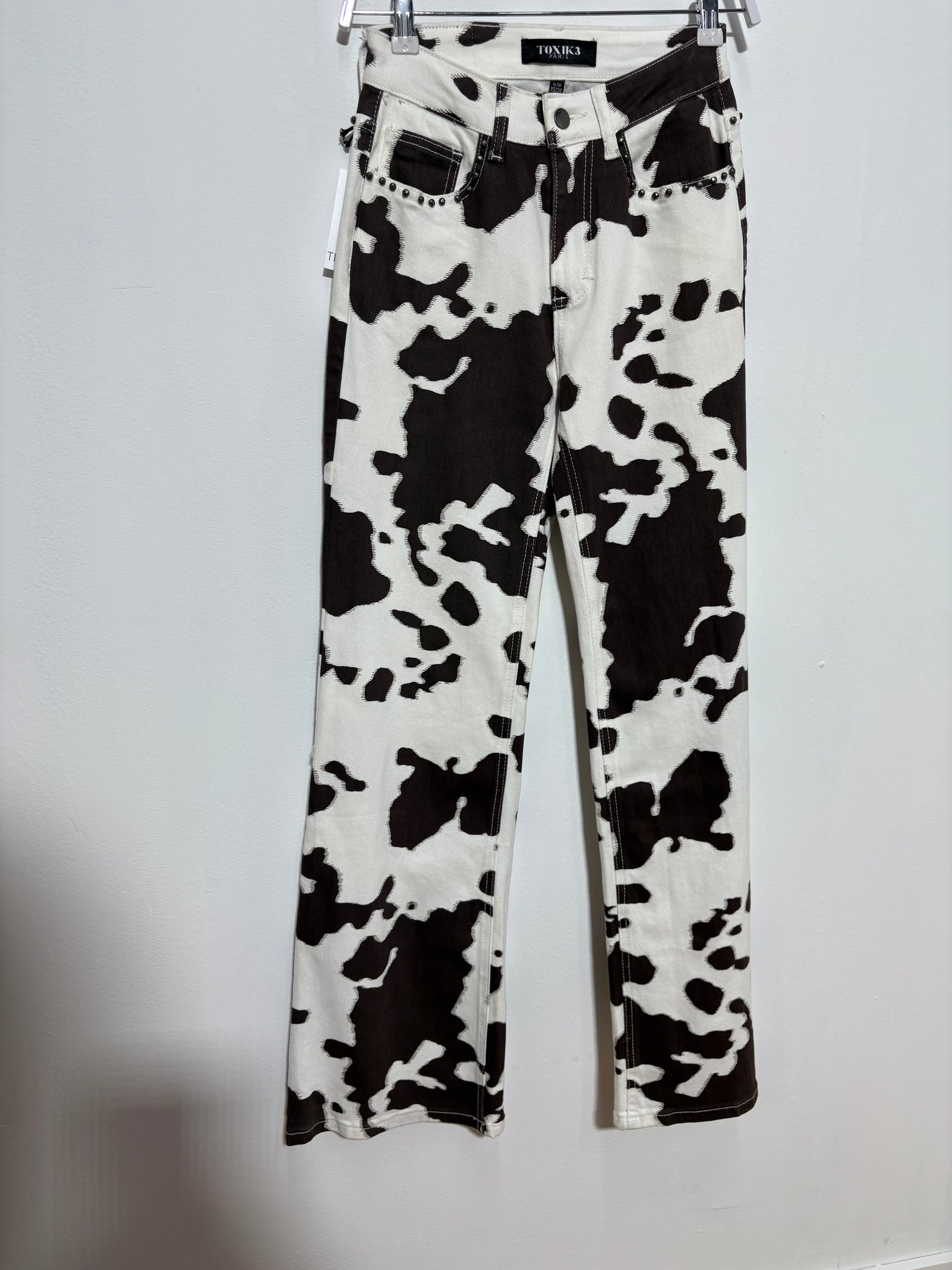 Pantalón Senda Bruna – Animal Print vaca marrón chocolate con tachuelas y pata ancha | Trapío
