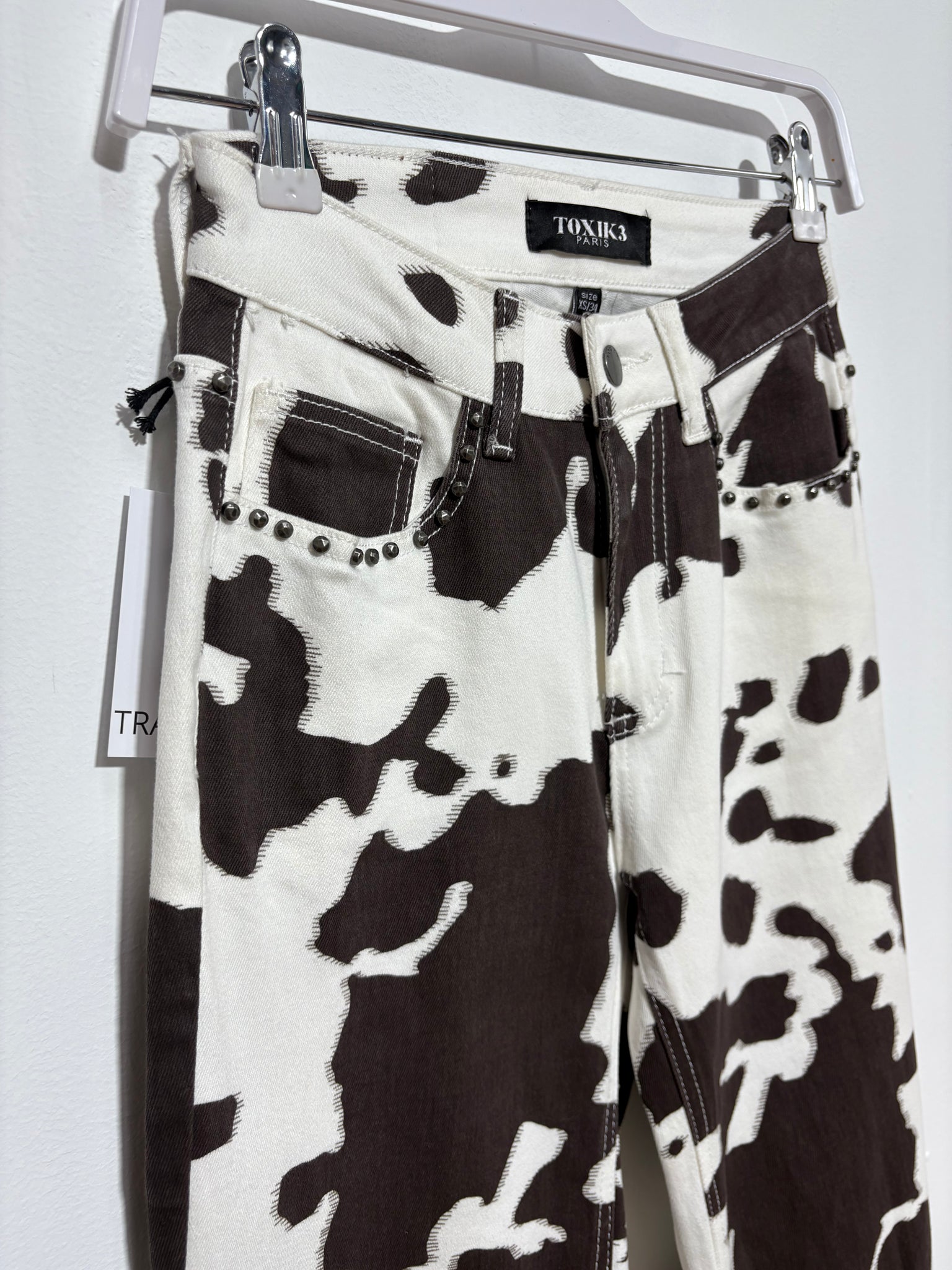 Pantalón Senda Bruna – Animal Print vaca marrón chocolate con tachuelas y pata ancha | Trapío
