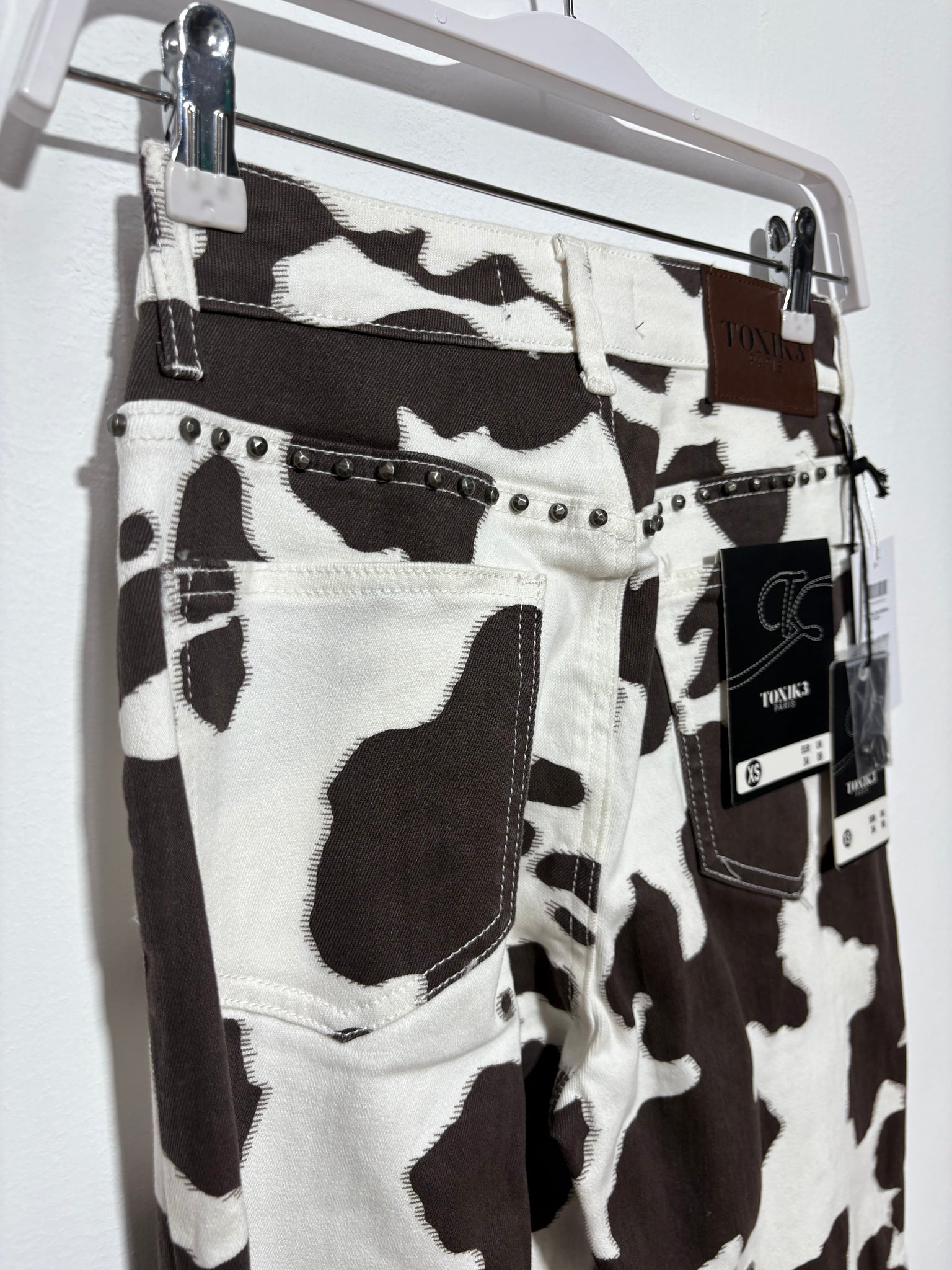 Pantalón Senda Bruna – Animal Print vaca marrón chocolate con tachuelas y pata ancha | Trapío