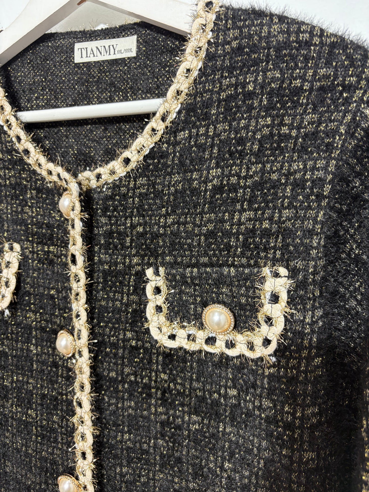 Chaqueta corte  mujer “Sierra Morena” en tono negro con ribete dorado y botones de perla – Trapío