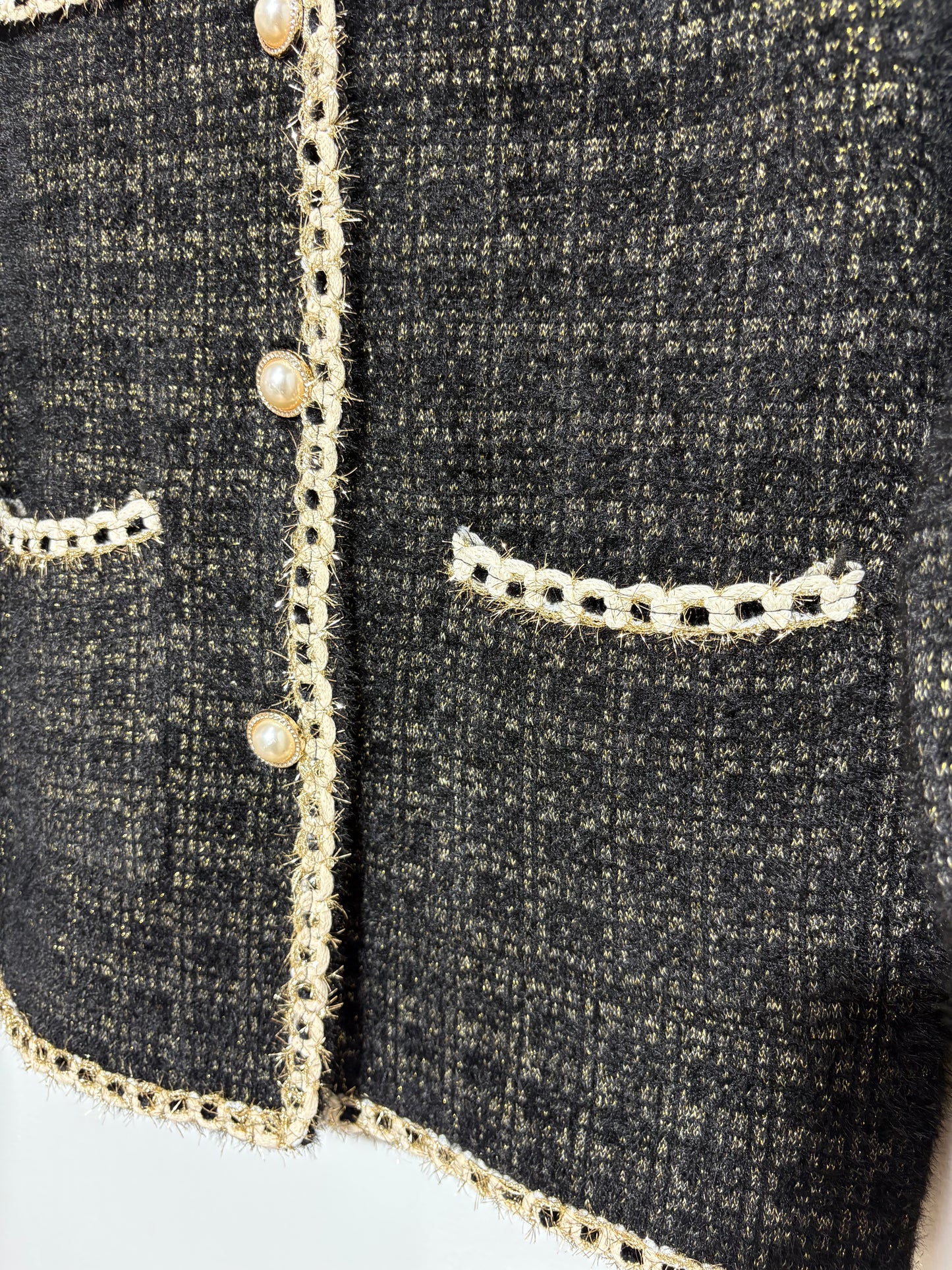 Chaqueta corte  mujer “Sierra Morena” en tono negro con ribete dorado y botones de perla – Trapío