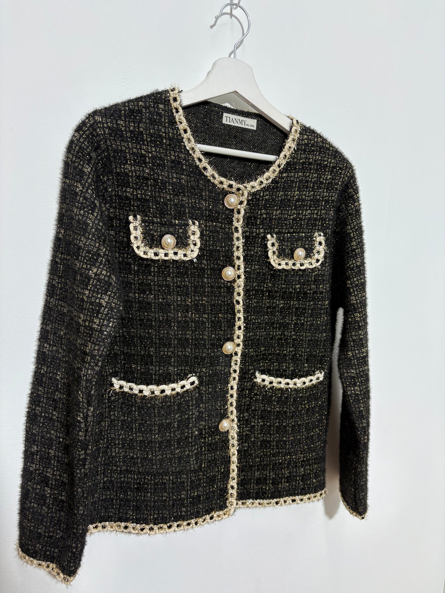 Chaqueta corte  mujer “Sierra Morena” en tono negro con ribete dorado y botones de perla – Trapío